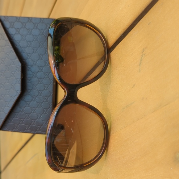 Gucci Brown Oversized Sunglasses with Tortoiseshell Frame - Great Condition - Picture 5 of 6